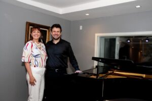 Diretora Yara Perrotti e o Pianista Christian Budu